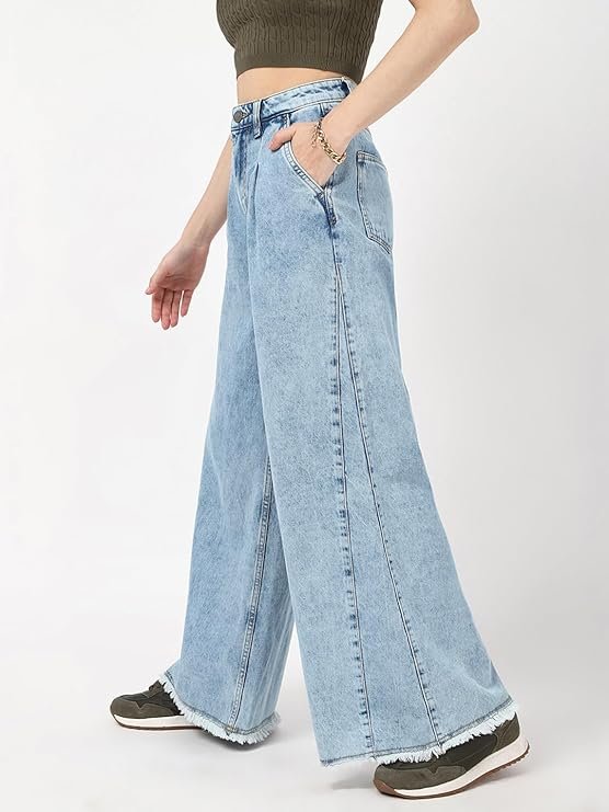 High-Waist Pleated Wide-Leg Denim Jeans with Frayed Hem A person models a pair of light wash, high-waist, wide-leg denim jeans featuring front pleats and a heavily frayed, raw hemline.
