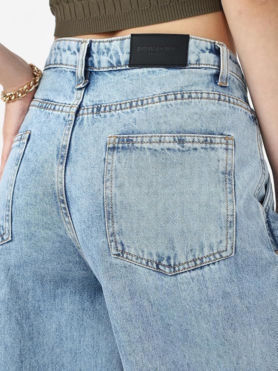 High-Waist Pleated Wide-Leg Denim Jeans with Frayed Hem A person models a pair of light wash, high-waist, wide-leg denim jeans featuring front pleats and a heavily frayed, raw hemline.