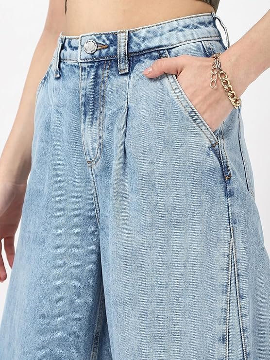 High-Waist Pleated Wide-Leg Denim Jeans with Frayed Hem A person models a pair of light wash, high-waist, wide-leg denim jeans featuring front pleats and a heavily frayed, raw hemline.